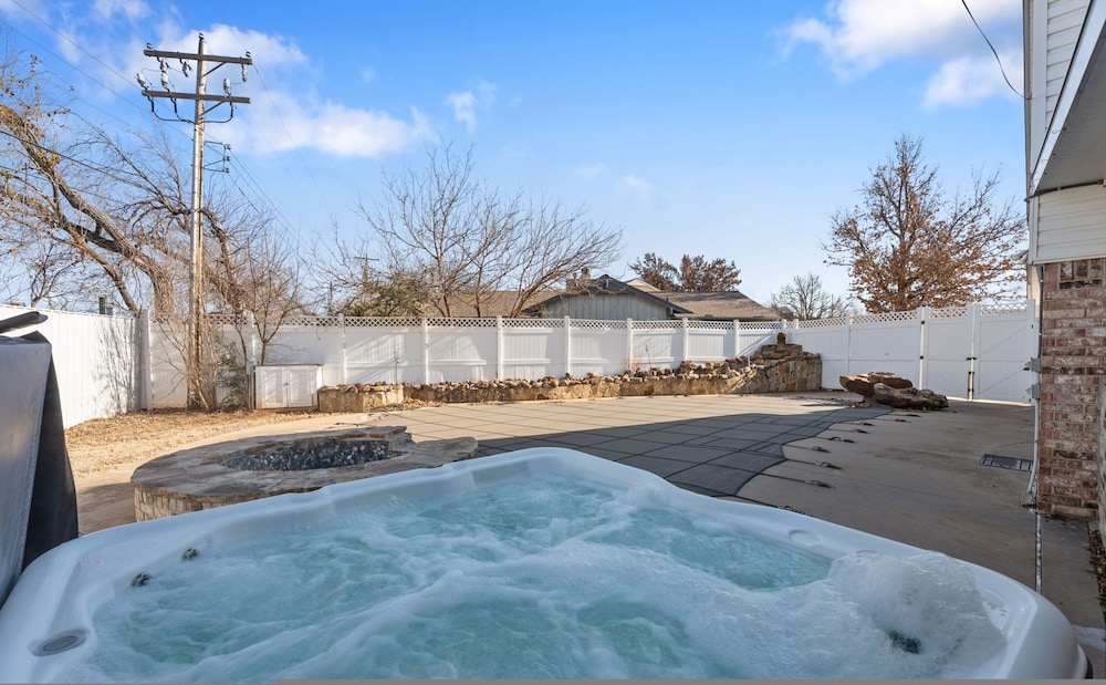 Spacious Lakefront View With Hot Tub and Pool NH