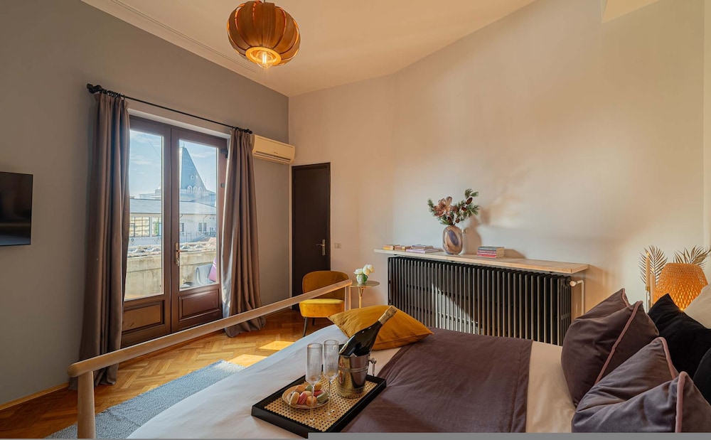Spacious 3BR Atrium Penthouse Balcony Cismigiu