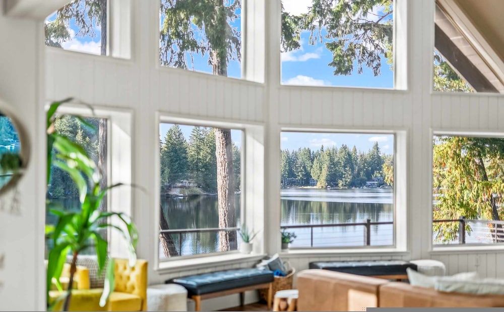 Lakefront Luxury Hot Tub Dock Retreat