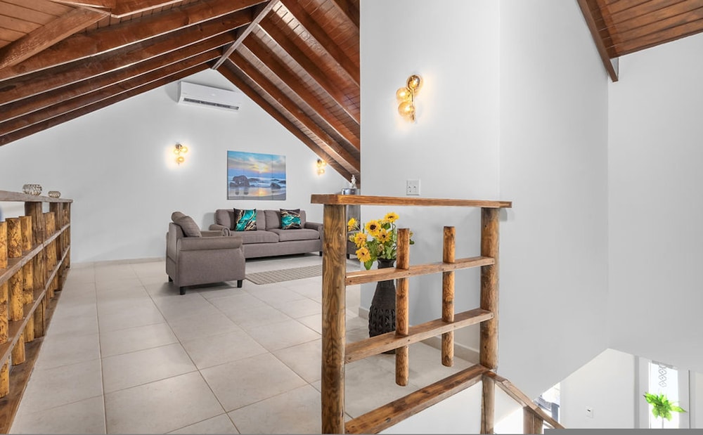 Spacious Renovated House Prvt Pool 5 min to Bch
