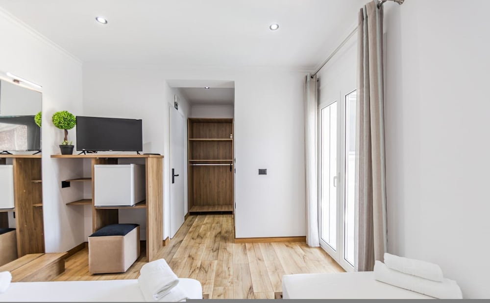 Bliss Triple Room in Gjirokast r