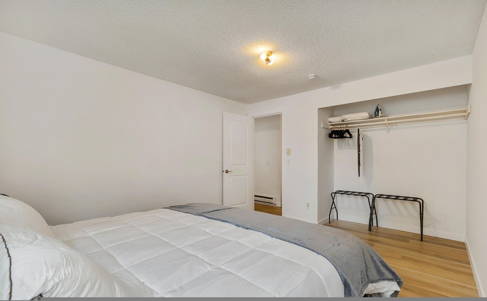 Relaxing Lynnwood Getaway w Parking