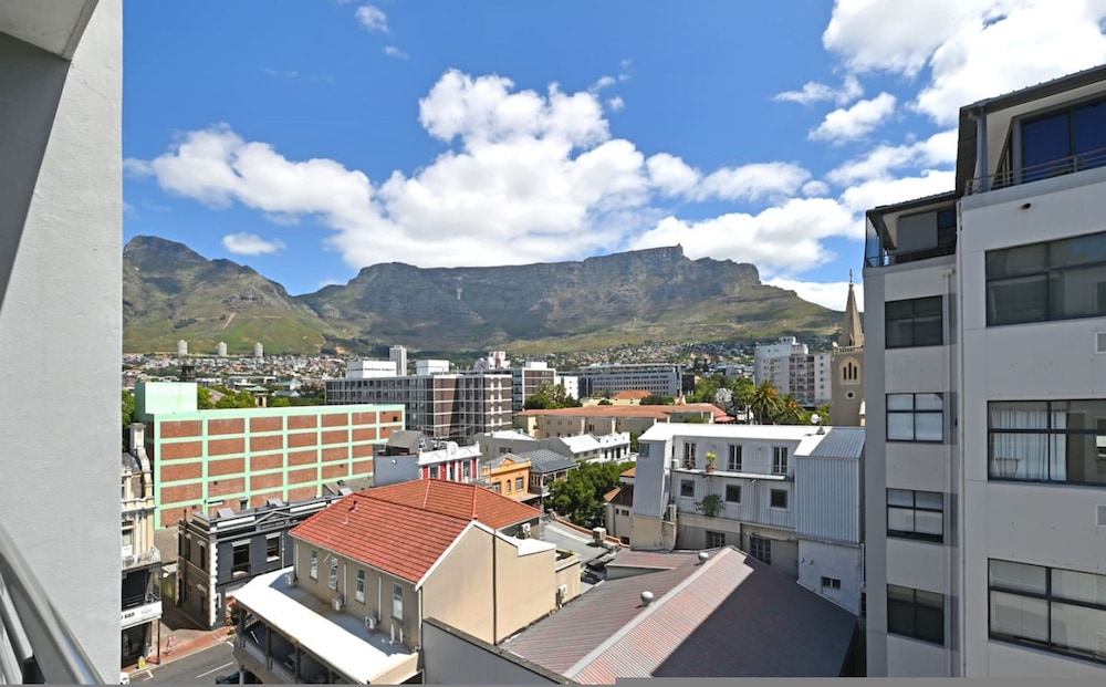 Modern 3-bed Apt Designer Touch Mountain Views