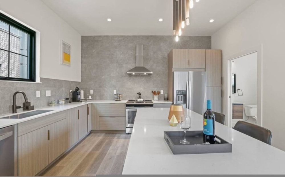 Work Of Art -3 Bedroom Elegant Townhome-columbus