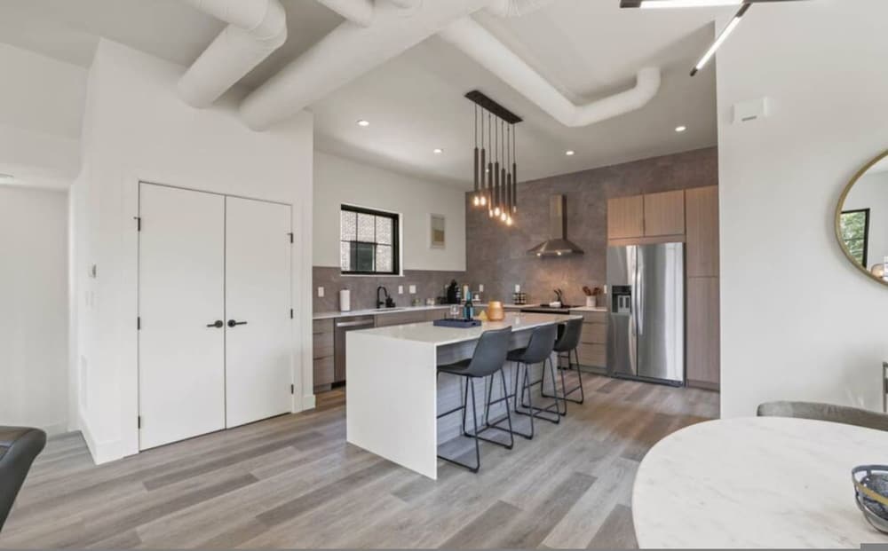Work Of Art -3 Bedroom Elegant Townhome-columbus