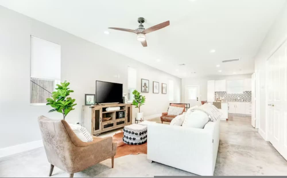 Stylish 3BR Townhome Near Downtown The Heights