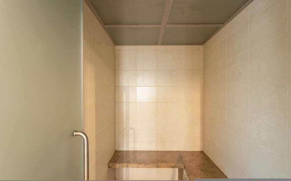 Luxe 1bhk w Pool Sauna 1km to the Beach