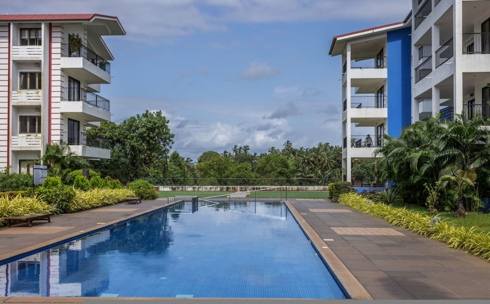 Luxe 1bhk w Pool Sauna 1km to the Beach