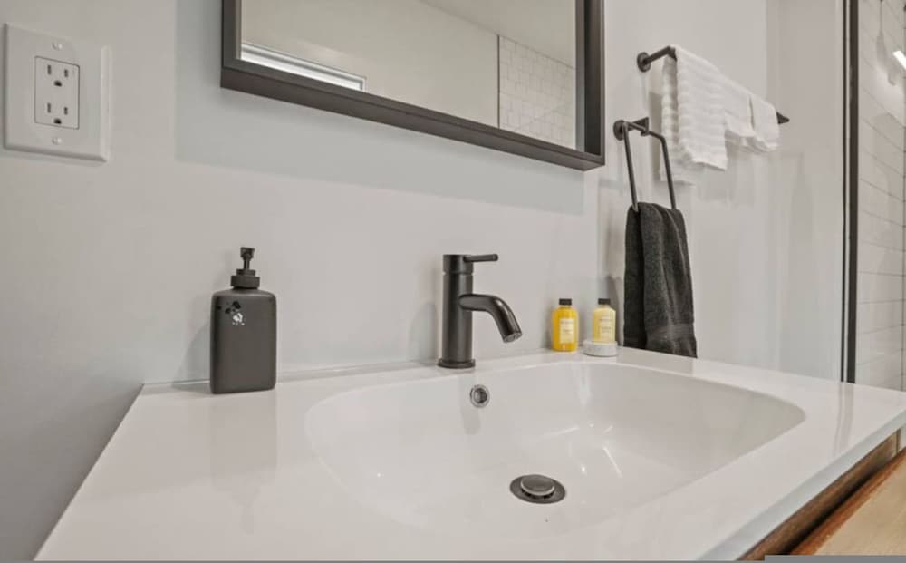 Work Of Art -3 Bedroom Elegant Townhome-columbus