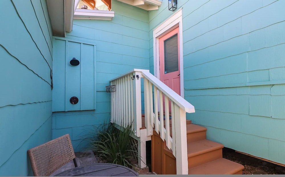 Vibrant Bungalow 2 Minutes to the Beach