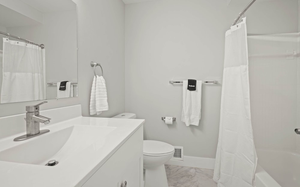 Relaxing 2BR 2BA Unit in the City