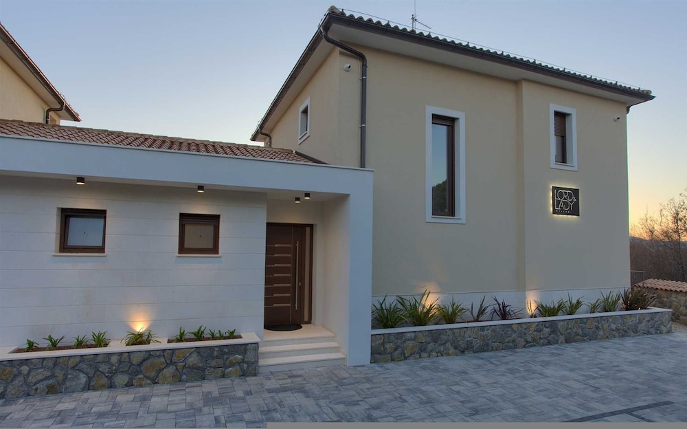 Villa Lady With Heated Pool Jacuzzi and Sauna