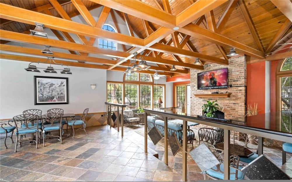 Upscale 1BR Condo in Med Center