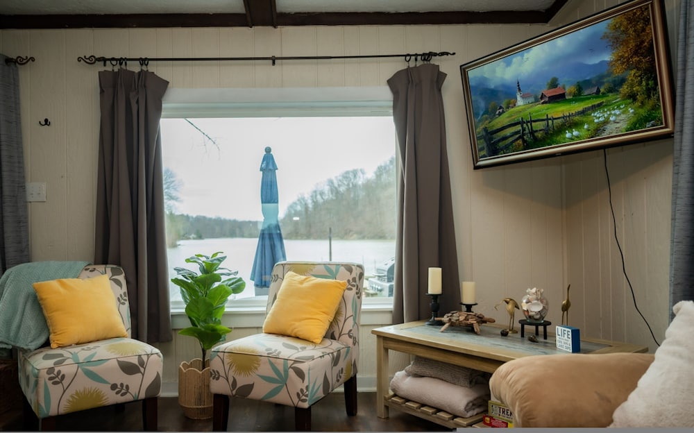 Lake Front Cabin Peaceful hot tub and Fire pit