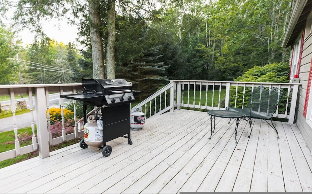 Twin Cabin I - Hot Tub Firepit Hiking Retreat