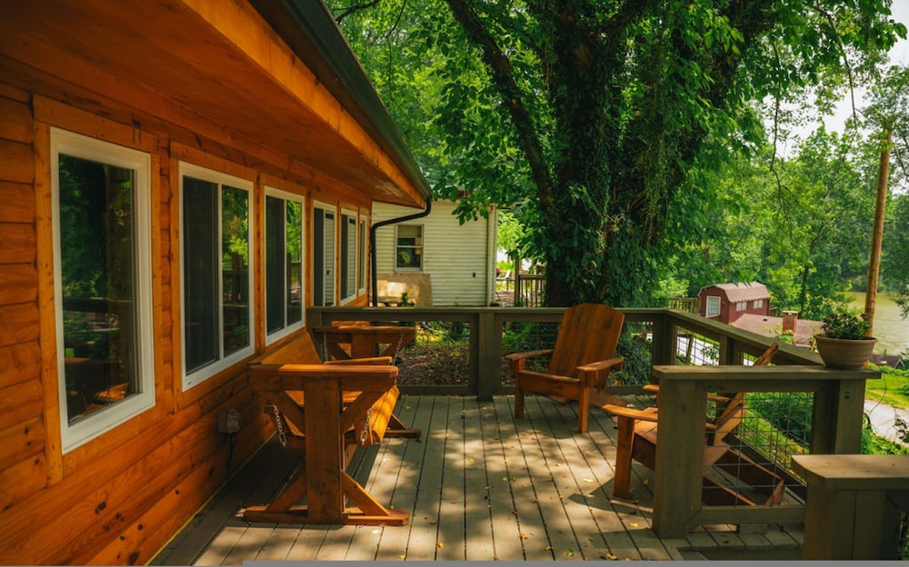 Lakefront Hilltop Cabin Hot tub Firepit