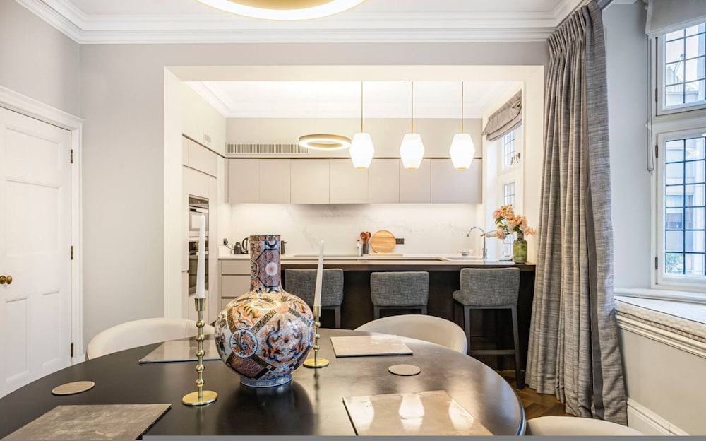 Mayfair Home Private Parking Central AC