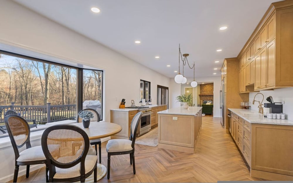 Peaceful Mini Mansion Sleeps 18