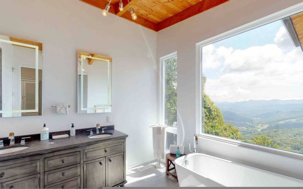 Sky-high Luxury w Million Dollar Views