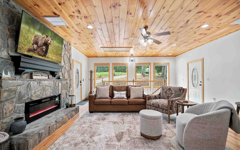 New Listing - Luxurious Mountain Home for 8 With Amenities