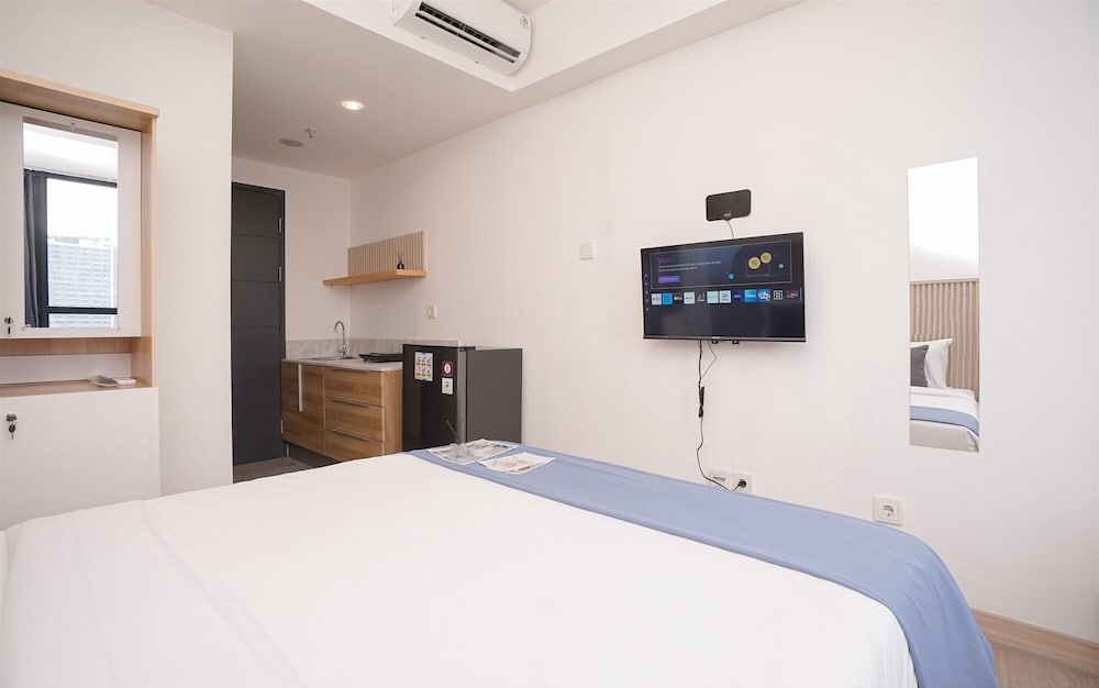 Warm Cozy Studio Room at Collins Boulevard Apartment