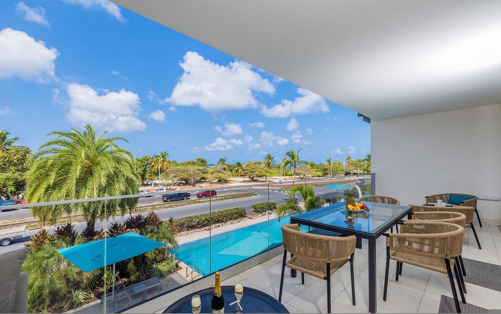 Beachfront Luxury NEW 3br2 5BA Condo Eagle Beach