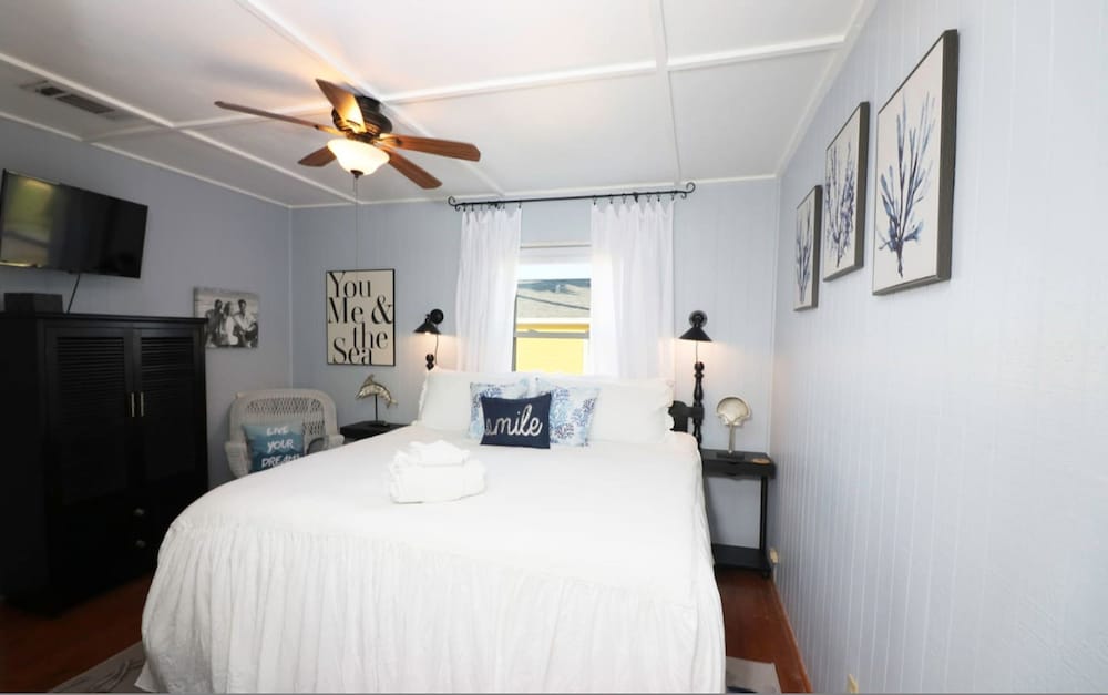 Home Lounge and Arcade Close to Beach and Marina