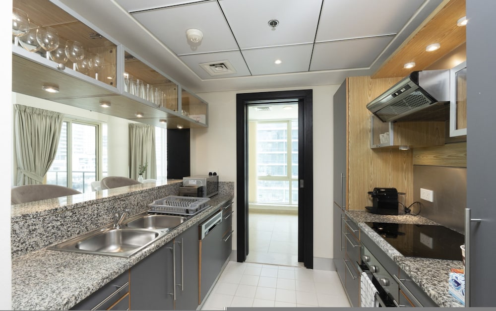 Luxurious Waterfront Stay at Al Majara Dubai Marina