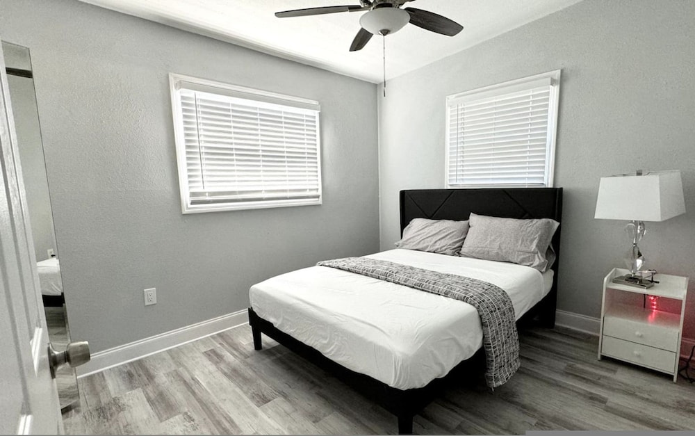 New Fresh House in Seminole Close to Beach