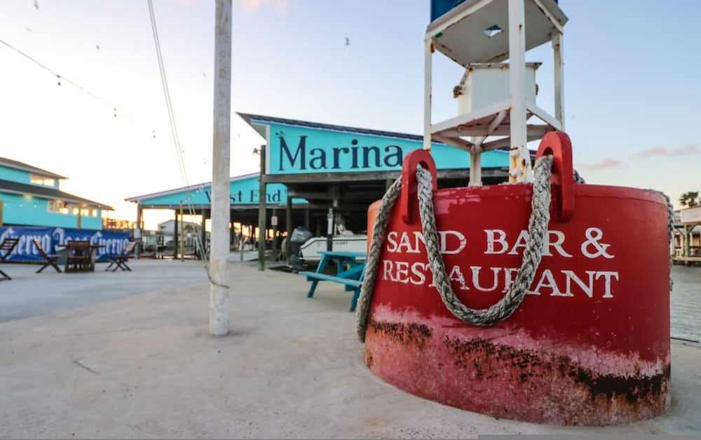 Home Lounge and Arcade Close to Beach and Marina