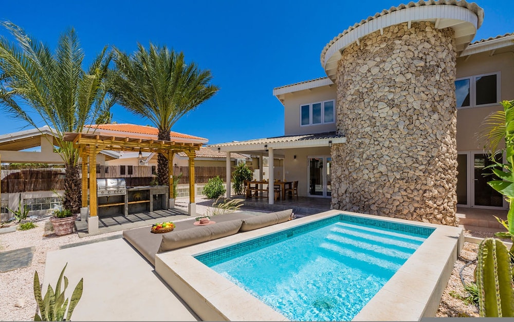 Newly Renovated Amazing Location Private Pool