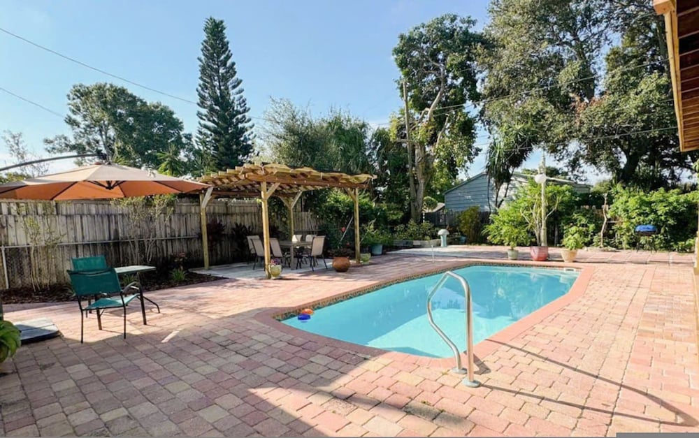 Pool Home in Seminole 5miles to Beach