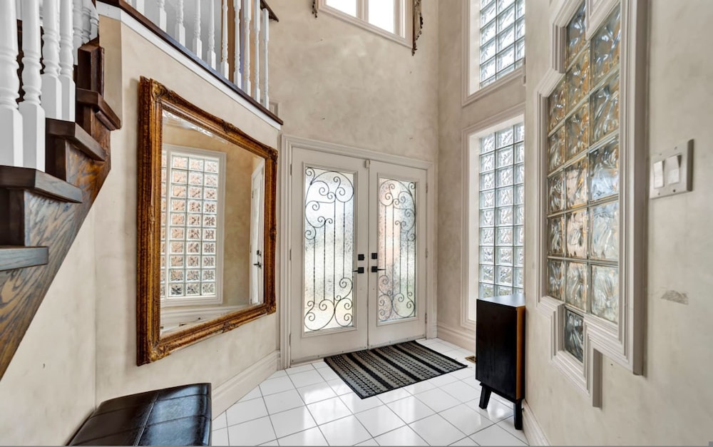 Mississauga Retreat Your Spacious 5-bedroom Home