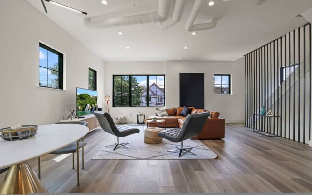 Work Of Art -3 Bedroom Elegant Townhome-columbus