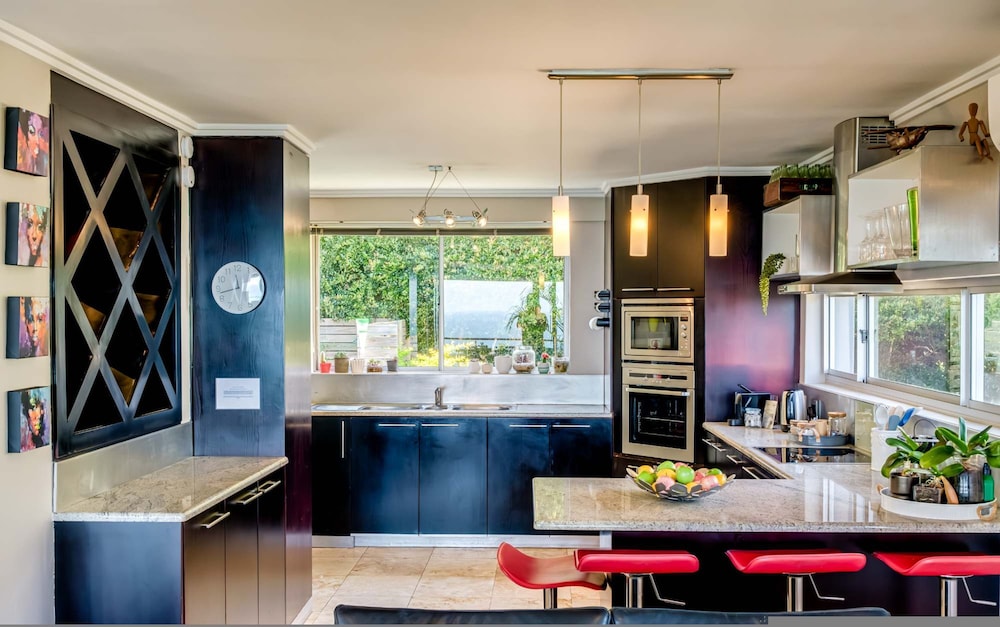 Refined Comfort and Scenic Beauty at Aviewor2