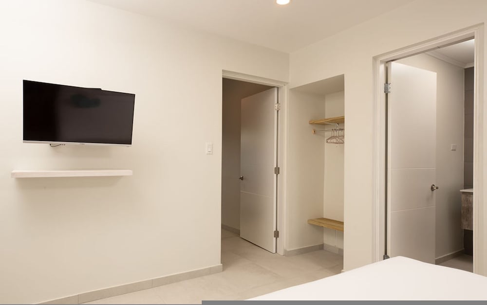 NEW - Cozy Modern One Bedroom Close to Beach