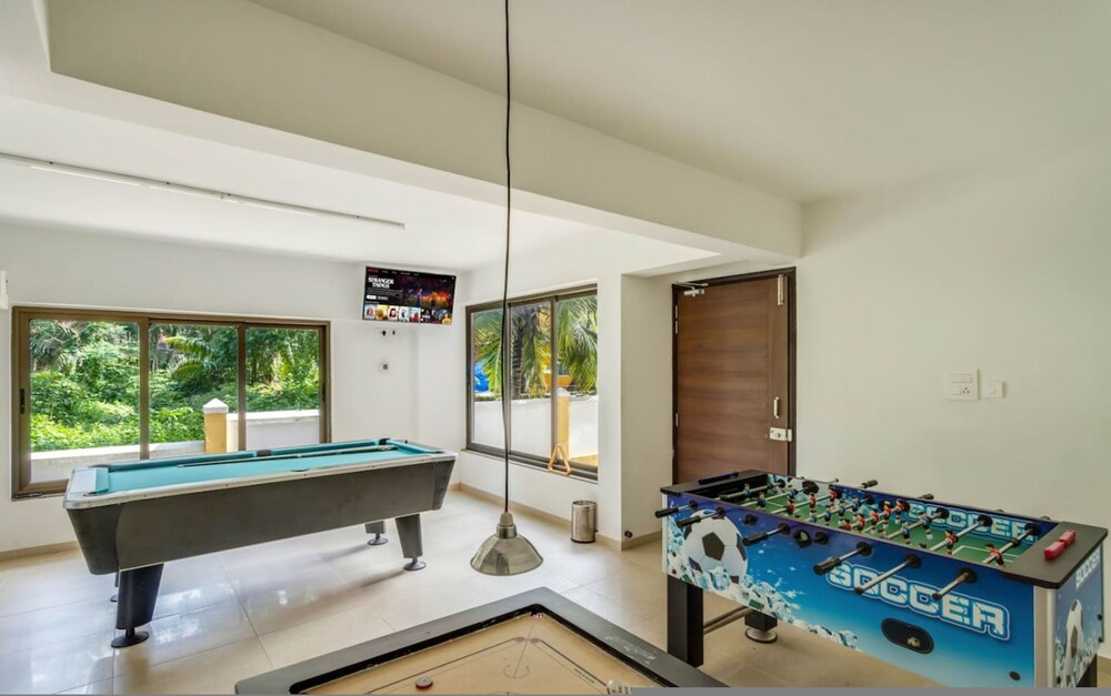Luxe 1bhk w Pool Sauna 1km to the Beach