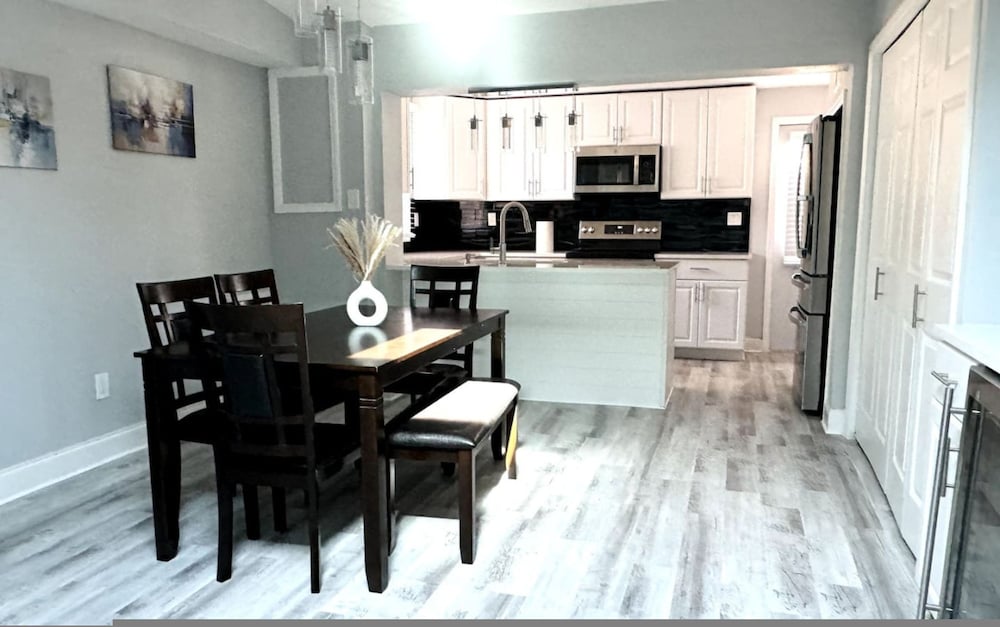 New Fresh House in Seminole Close to Beach