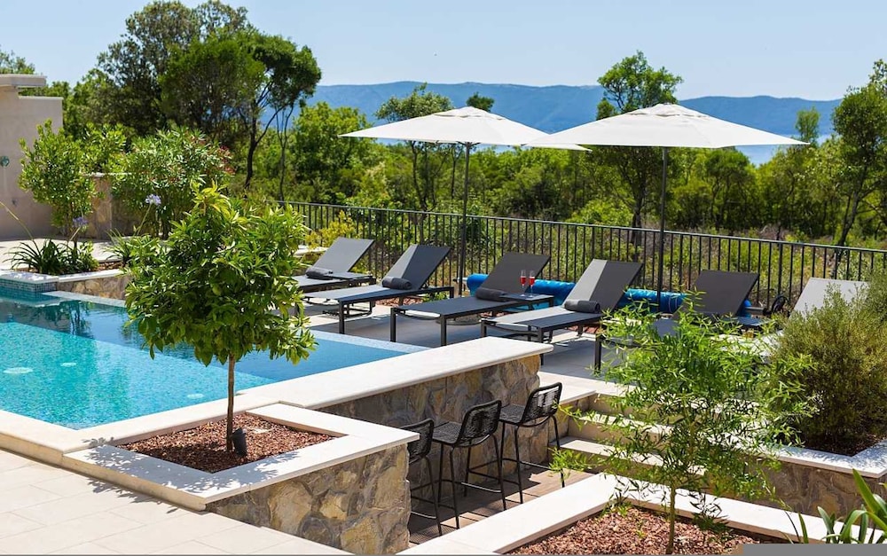 Villa Lady With Heated Pool Jacuzzi and Sauna