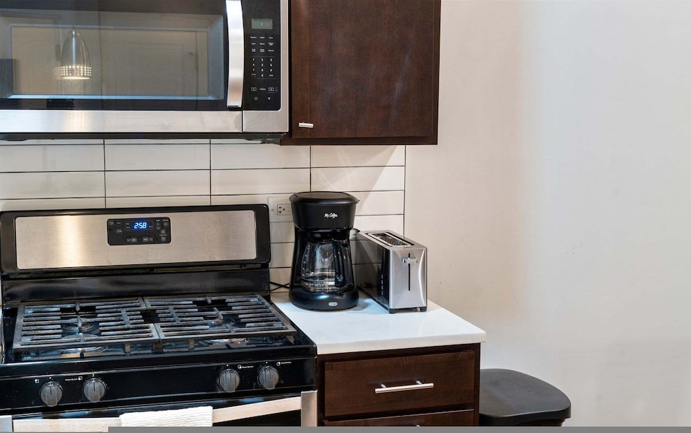 Spacious Pilsen 4 Bed 4 Bath Family Retreat