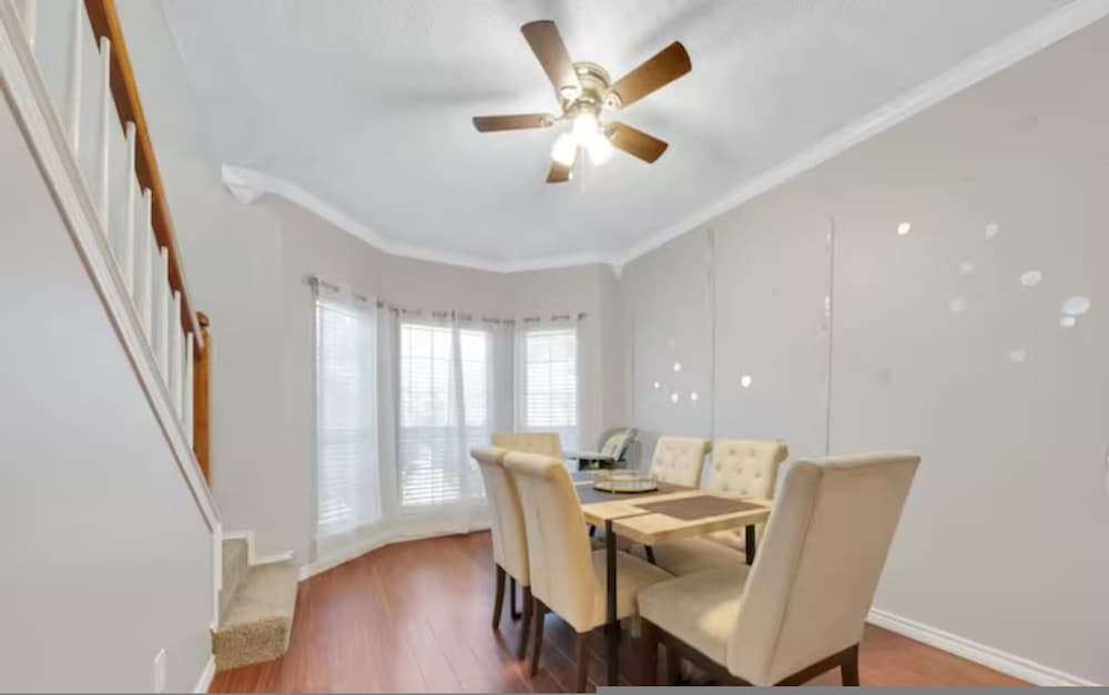 Frisco Castle 3BR Garage Parking Gated Backyard