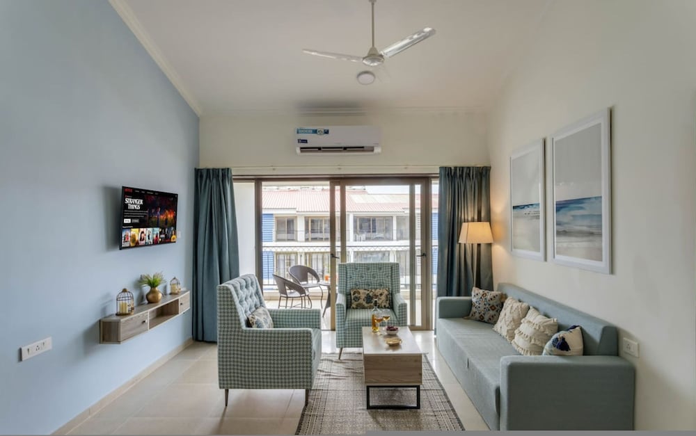 Luxe 1bhk w Pool Sauna 1km to the Beach