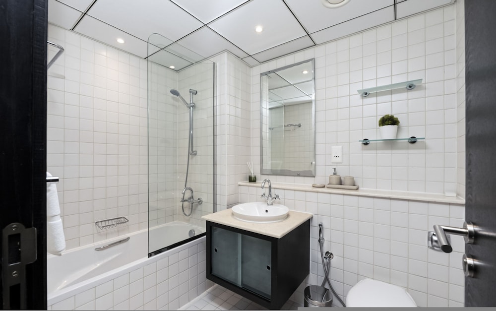 Luxurious Waterfront Stay at Al Majara Dubai Marina