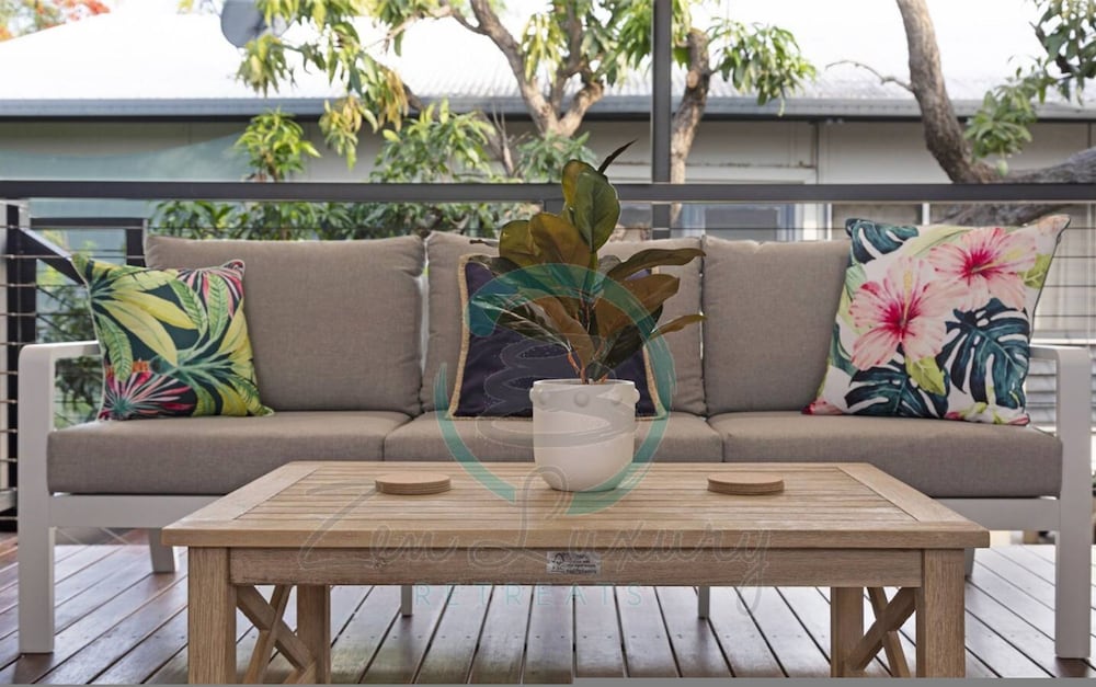 Urbanretreat Modern Outdoor Dining Backyard