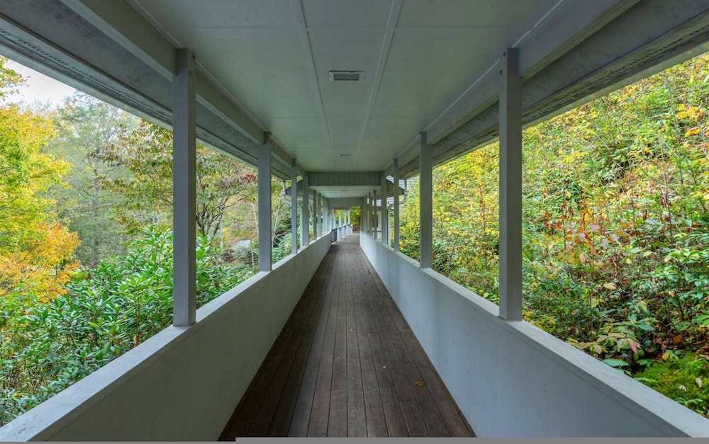 Riverfront Sanctuary Your Mountain Getaway