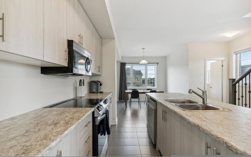 A Brand New 4BR Townhouse in Thorold Retreat