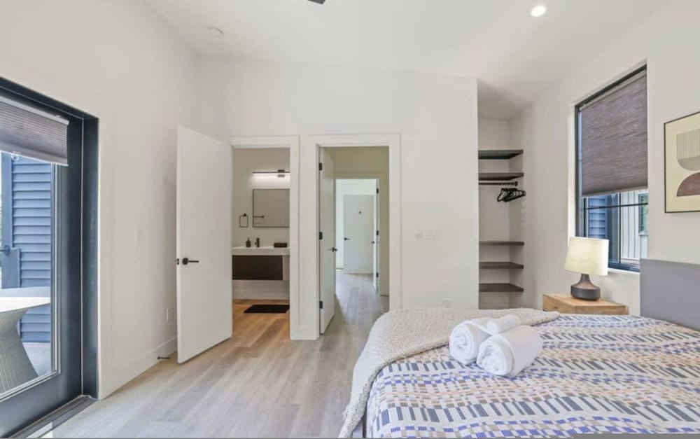 Work Of Art -3 Bedroom Elegant Townhome-columbus