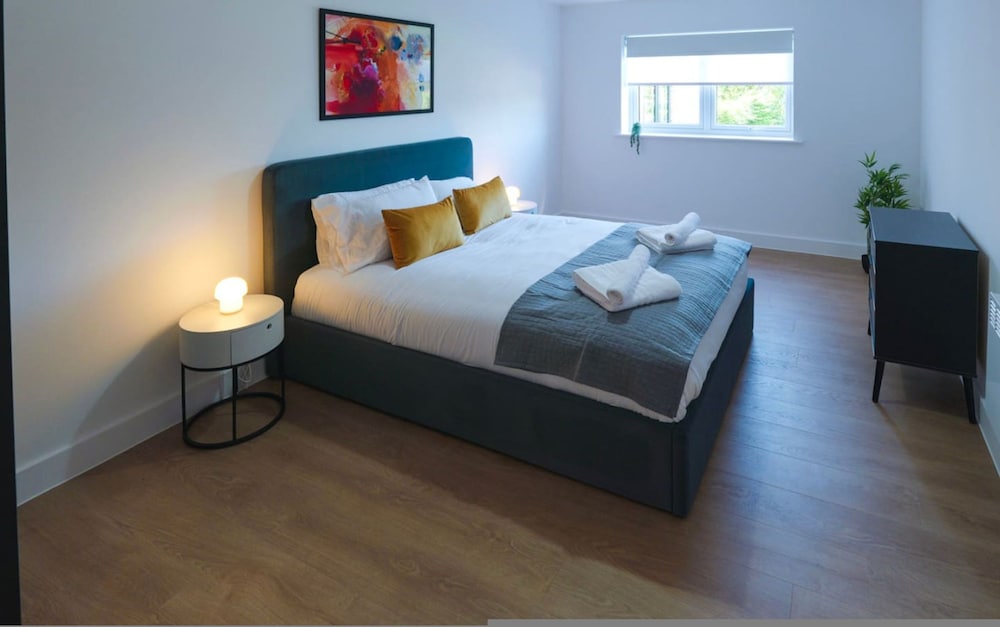 Luxury Manchester Apartment - Blue view 3