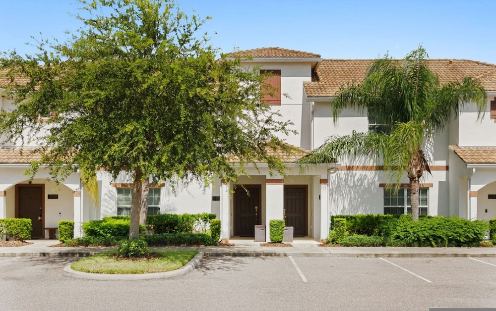 Amazing 4bdr Near Parks w Pool