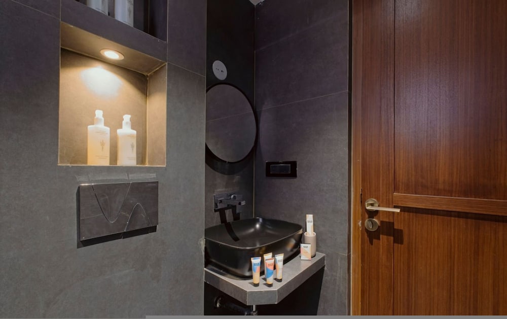 Modern 1BR With Pool 5min Drive to Candolim Beach
